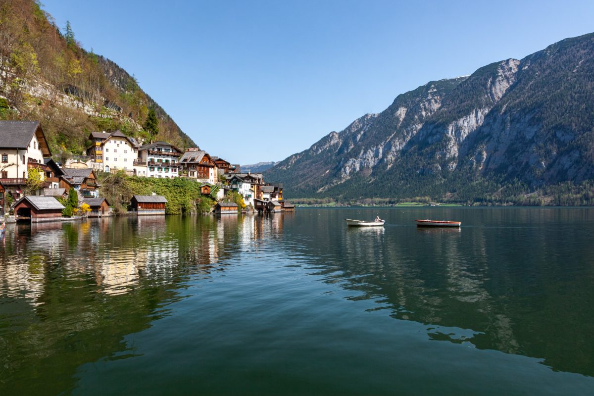 a small village on the edge of a large lake on a sunny day